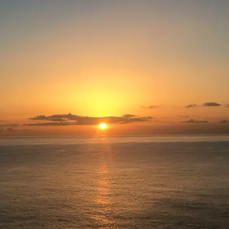 Sunrise On The Ocean Apartman